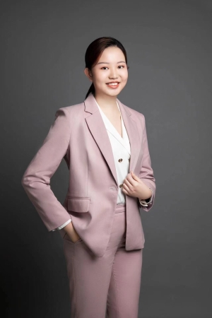 李娅萌：昆明盘龙区龙泉育才学校2010届小学毕业于澳洲麦考瑞（澳洲第二所五星大学）金融专业，现在工银安盛做理财顾问（工银安盛是由工商银行和法国安盛集团和中国五矿集团合资）