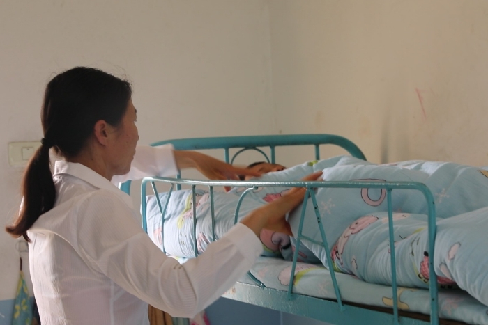 生活老师照顾小学生起居