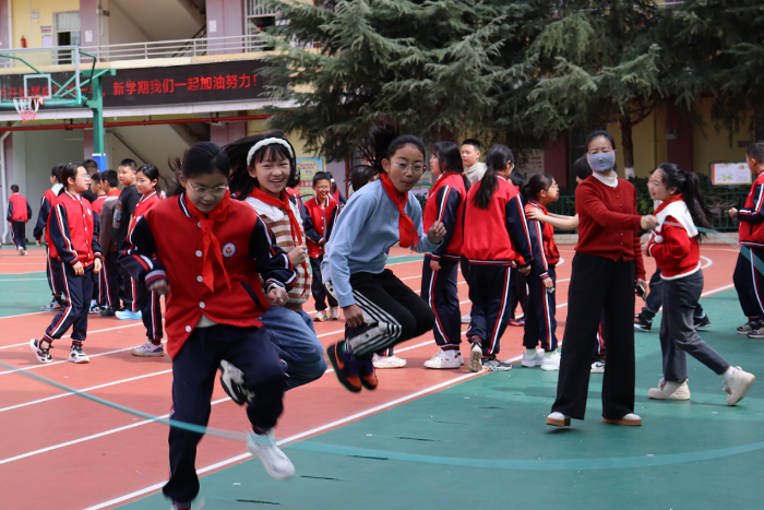 15分钟课间活动老师与学生跳绳 (2)