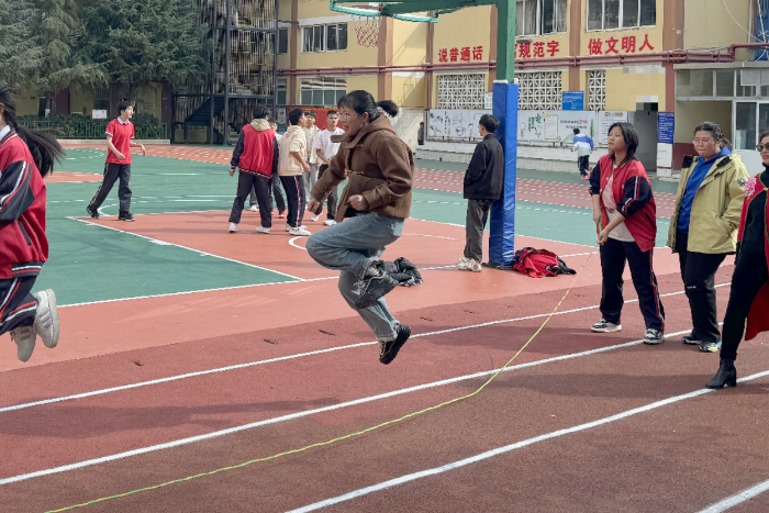 15分钟课间活动老师与学生跳绳