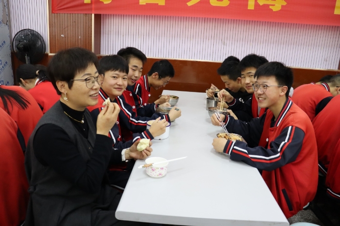 校长和学生一起吃早餐