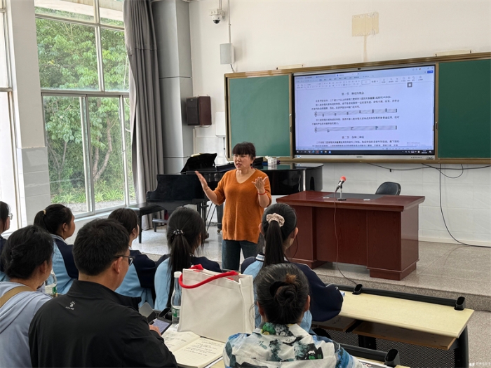01、昆明市艺术学校“银龄名师”、云南艺术学院业原教授上音乐基础理论课 01、昆明市艺术学校“银龄名师”、云南艺术学院业原教授上音乐基础理论课