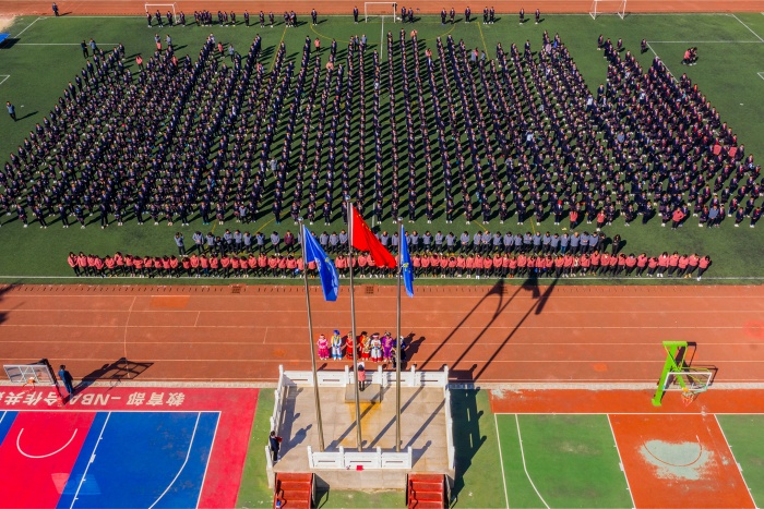 升旗仪式(换学校新宿舍楼照片) 升旗仪式(换学校新宿舍楼照片)