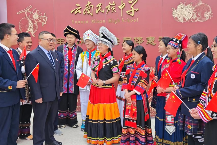 学校党委书记吴元永与民族学生亲切交谈 学校党委书记吴元永与民族学生亲切交谈