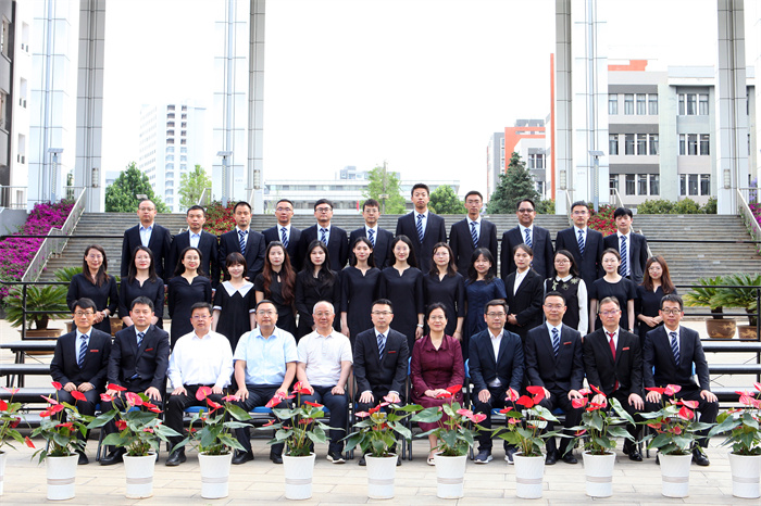 高2028届教师团队合影 高2028届教师团队合影