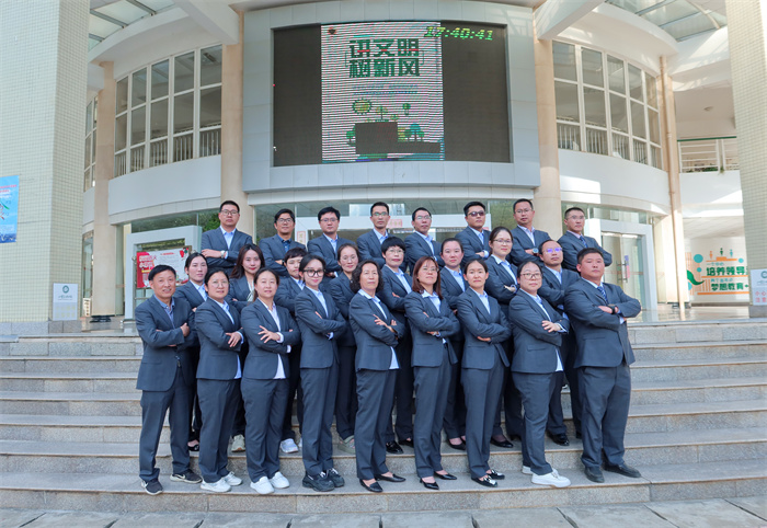 特级、正高、中高级教师合影(高中部) 特级、正高、中高级教师合影(高中部)