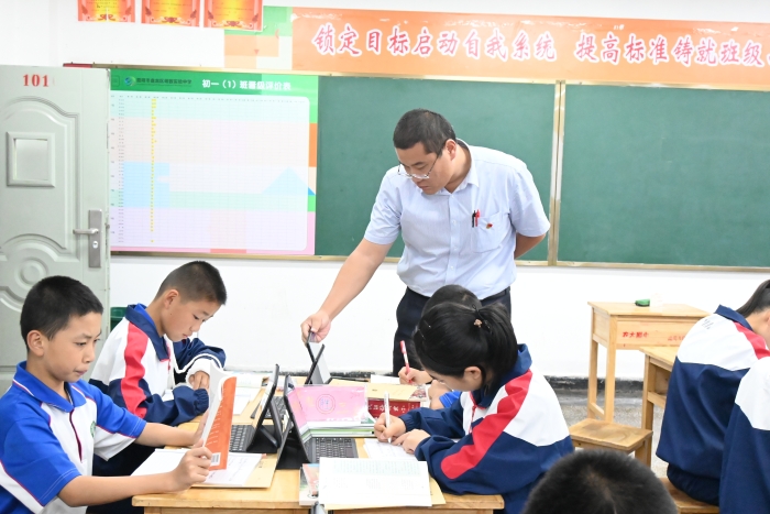 孙震书记巡查课堂 孙震书记巡查课堂