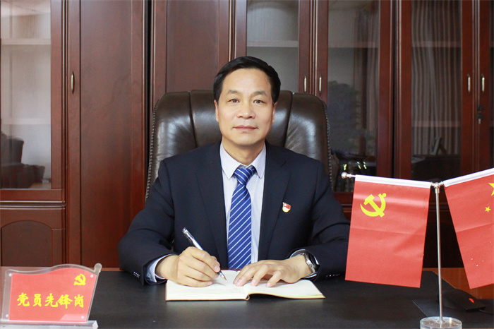 杨峰校长照片 杨峰校长照片