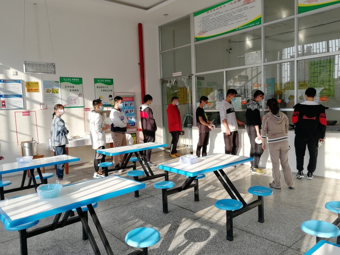 学生有序排队用餐1 学生有序排队用餐1