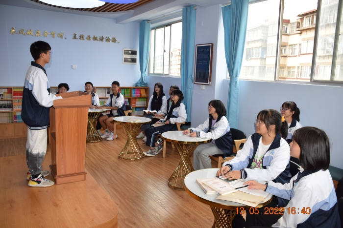 学生在公共阅读空交流读书心得 学生在公共阅读空交流读书心得