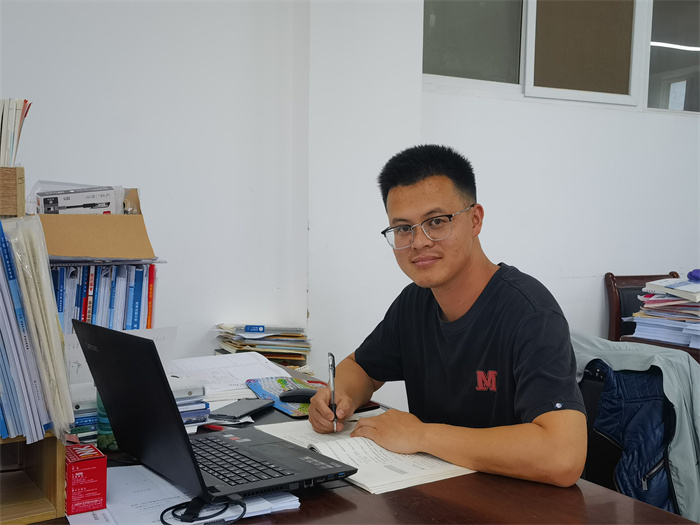 昆明市级教坛新秀,晋宁区杰出园丁,晋宁区优秀教师 黄愿林 昆明市级教坛新秀,晋宁区杰出园丁,晋宁区优秀教师 黄愿林