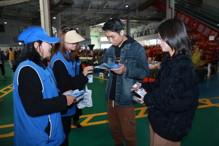 7.灵活就业也参保 晚年幸福少不了——云南省社保服务先锋队在社保服务进万家活动期间走进斗南花市，在花农和消费者心中埋下“早参保、长缴费”的种子