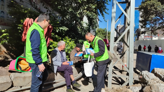 1.昆明市社保服务先锋队员们积极深入到沿街商铺、村民家中开展宣传和帮办活动，向群众发放各类社保政策宣传资料。