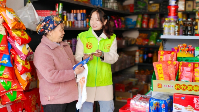 2.昆明市社保服务先锋队员们积极深入到沿街商铺、村民家中开展宣传和帮办活动，向群众发放各类社保政策宣传资料。