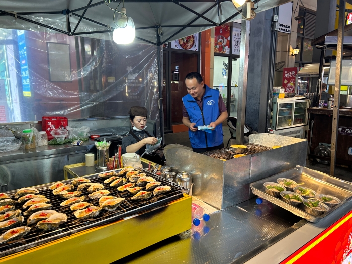 2.社保服务进集市——曲靖市社保服务先锋队开展政策宣传