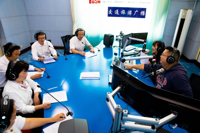 4.社保服务进万家——曲靖市社保中心走进曲靖市交通广播电台开展政策宣讲