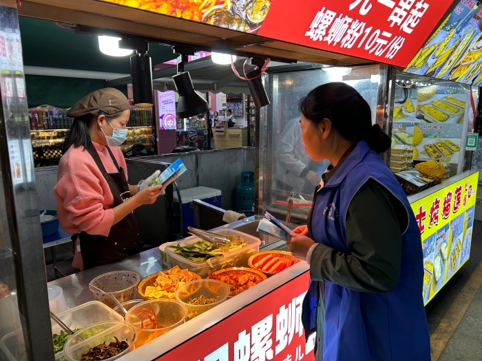 5.社保服务进万家——曲靖市社保中心进市场开展社保政策宣传