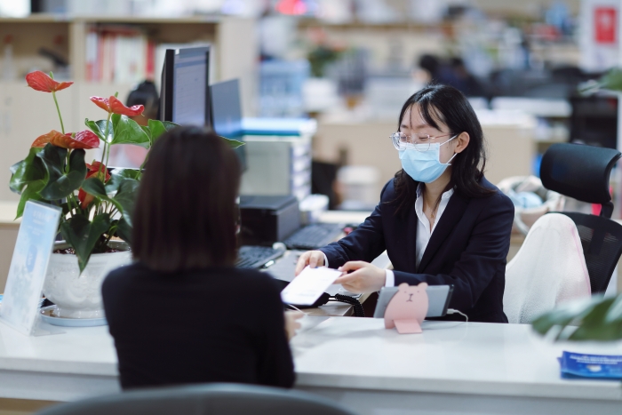 1.窗口递送暖民意——玉溪市社保工作人员接待办事群众