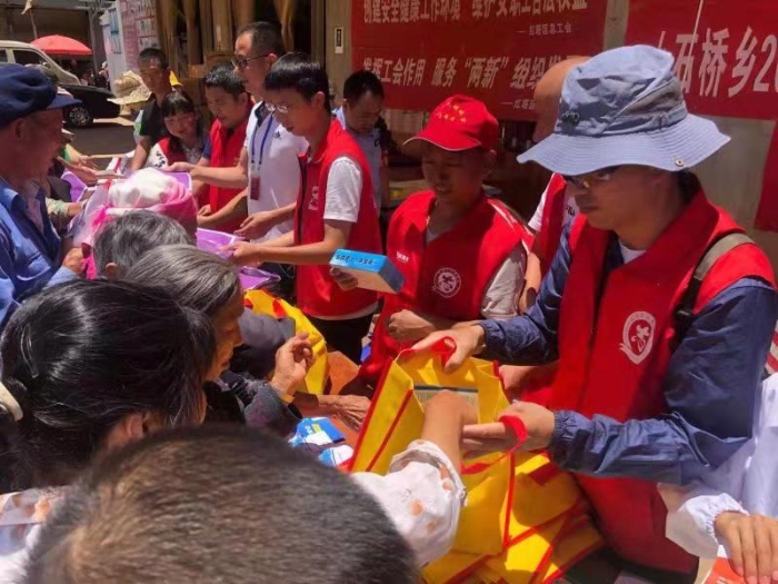 2.社保政策宣传进社区，志愿者现场发资料，耐心讲解暖人心——玉溪市红塔区到社区开展社保政策宣传