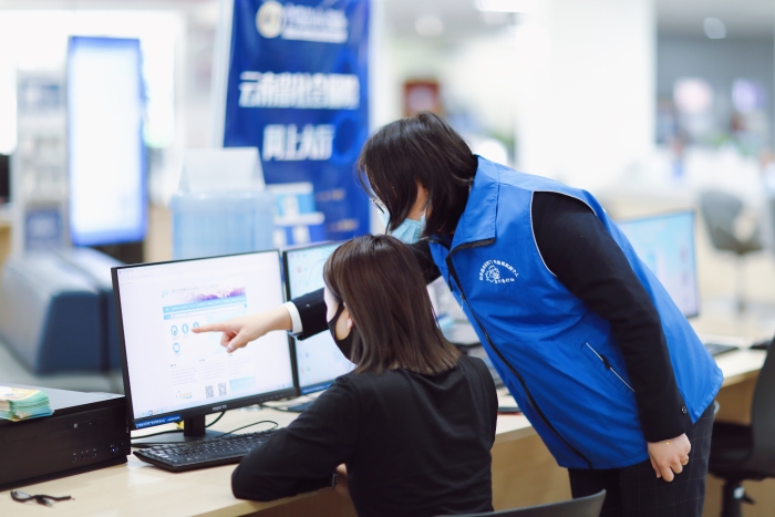 5.社保工作人员指导群众线上操作，政策宣传更贴心——社保工作人员现场指导群众自主办理社保业务