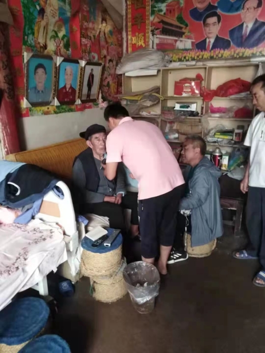 8.社保服务进家门，工作人员耐心讲解，老人轻松参保受益——玉溪市江川区蛇社保工作人员上门服务