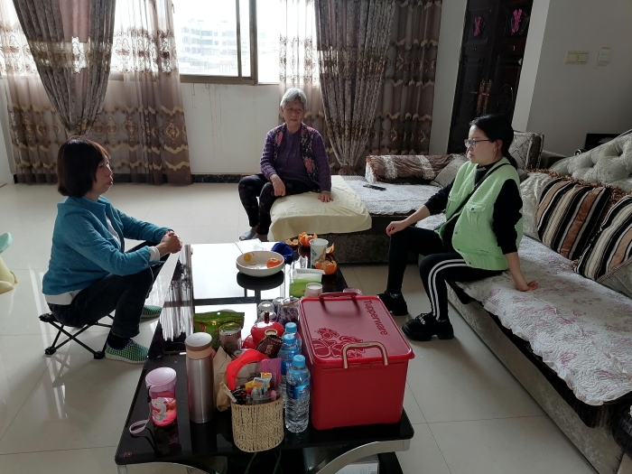 8.领待认证不用愁 社保服务在身边——保山市社保中心工作人员到高龄老人家中上门服务