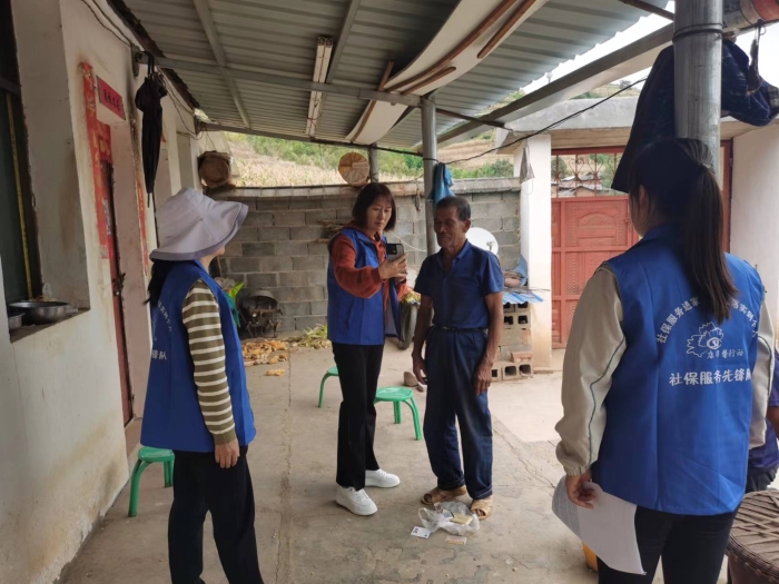 2.楚雄州社保中心工作人员进乡村开展领取养老保险待遇资格认证