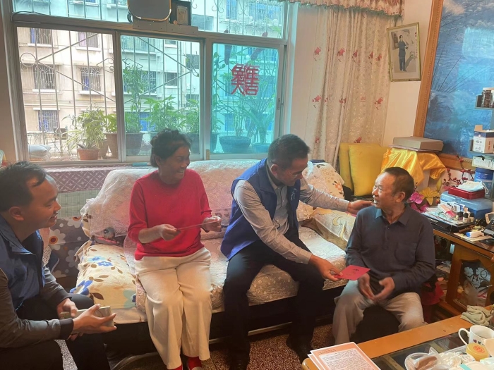 5.楚雄州社保中心工作人员到参保人家里进行领取养老保险待遇资格认证