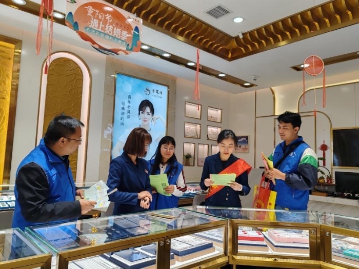 7.楚雄州社保服务先锋队面向商业聚集区的小微企业、个体工商户等市场主体宣传政策、提供社保服务。