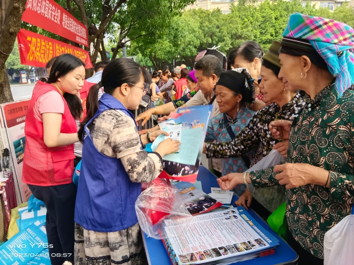 4.红河州元阳县社保中心因地制宜，利用“赶集日”开展社保政策宣传。