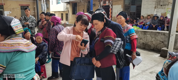 6.红河州元阳县针对少数民族聚居且村民出行不便的实际情况，深入山村开展领取社保待遇资格认证工作。