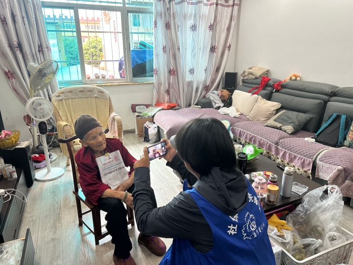 7.红河州开远市社会保险中心工作人员为高龄老人、行动不便等人员提供上门认证服务。切实解决高龄老人、残疾人等特殊群体认证难问题，真正把政策关怀和贴心服务送到群众“家门口”。