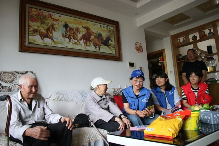 8.红河州泸西县社会保险中心工作人员为高龄老人、行动不便等人员提供上门认证服务，切实解决高龄老人、残疾人等特殊群体认证难问题，并征求老人们希望社保部门为他们提供哪些帮助和服务的意见建议。