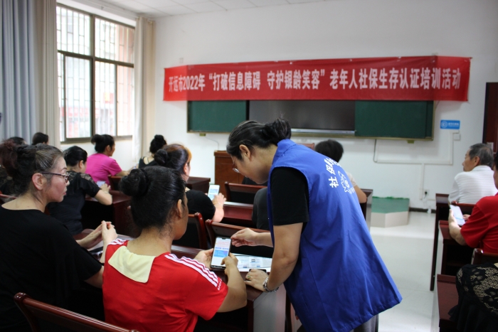 10.红河州开远市社会保险中心深入老年大学开展领取社保待遇资格认证培训，“面对面、手把手”教授退休人员待遇资格认证操作方法，打破老年人信息壁垒，打通社保服务群众“最后一公里”。