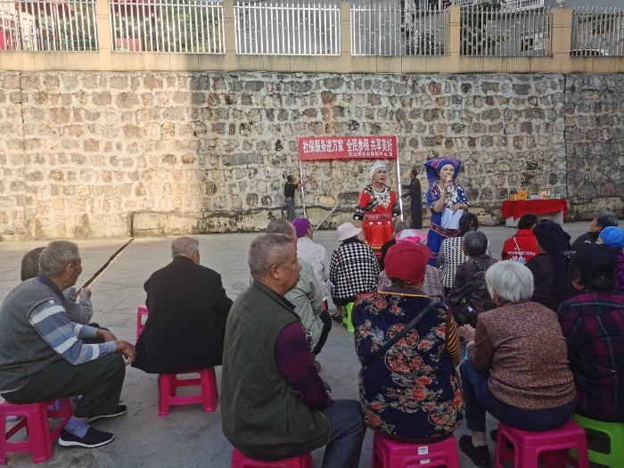 2.社保服务进万家 全民参保 共享美好——文山州社保中心进社区宣传社保政策