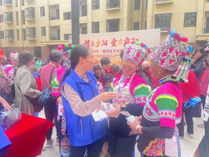 3.社保服务暖民心 参保群众笑开颜——文山州社保中心到社区开展社保服务进万家宣传活动