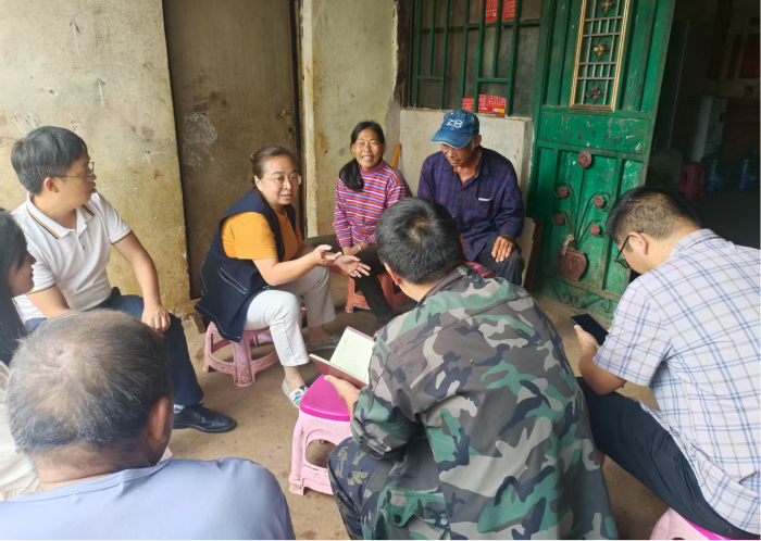 4.社保服务进万家——文山州社保中心到参保人家中进行面对面宣传