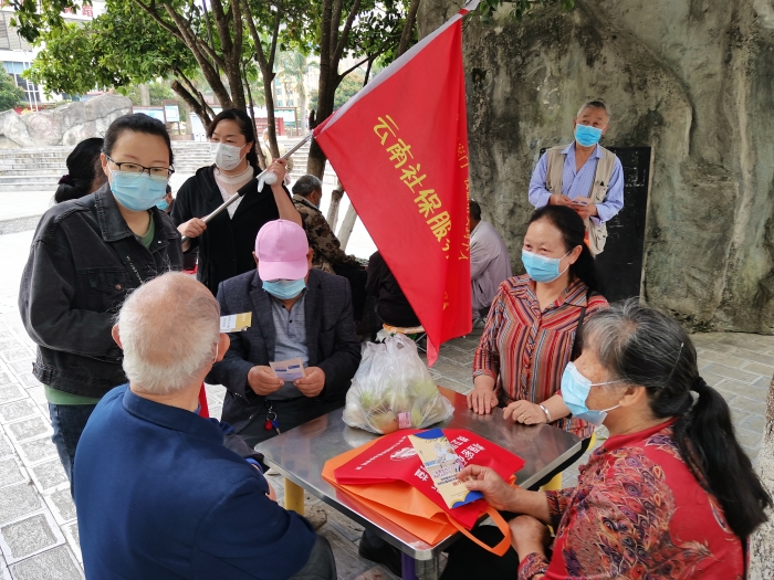 6.社保服务进万家——文山州麻栗坡县社保服务先锋队进行待遇资格认证