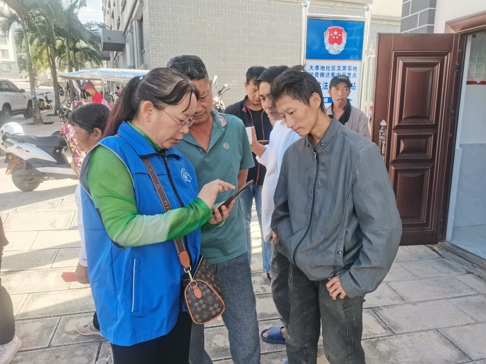 2.普洱市社保服务先锋队对工业园区群众面对面开展激活电子社保卡政策宣传