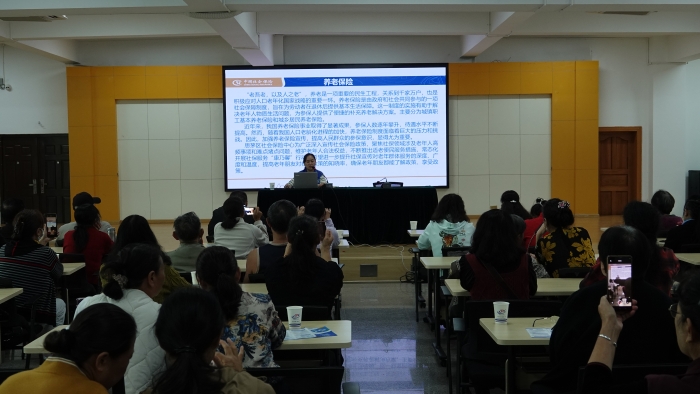 4.关爱老年人  社保有温度--普洱市社保服务先锋队进老年大学进行面对面宣传