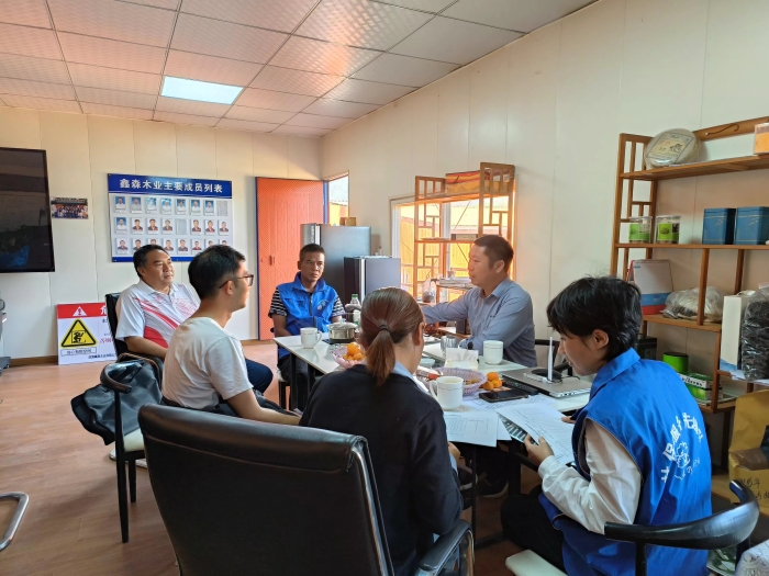 6.社保服务进万家——普洱市社保服务先锋队进企业宣传社保政策