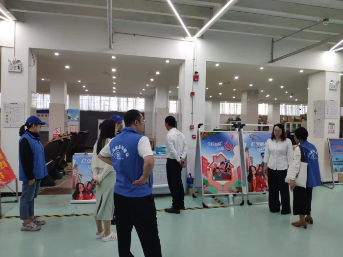 8.社保服务进万家——普洱市社保服务先锋队到鸿丰客运站开展社保政策宣传