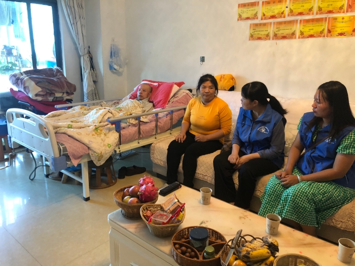 9.社保服务进万家——普洱市江城县社保服务先锋队开展上门慰问服务