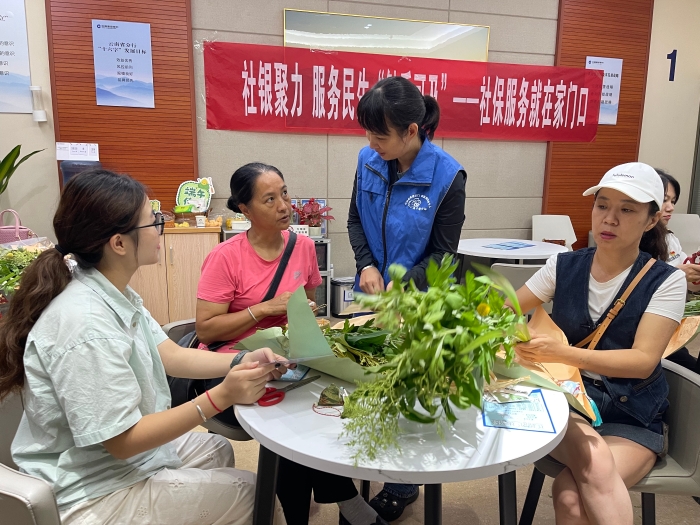 6.社银聚力 服务民生触手可及——参保群众到西双版纳社银服务网点办理社保业务