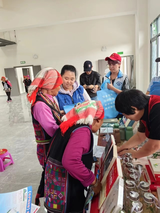 7.社保服务进万家——西双版纳州勐海县社会保险中心到布朗山乡新班章开展“三下乡”活动