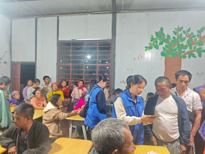 8.西双版纳州社保服务先锋队到勐宋乡大安村开展政策宣传、协助缴费、申领电子社保卡