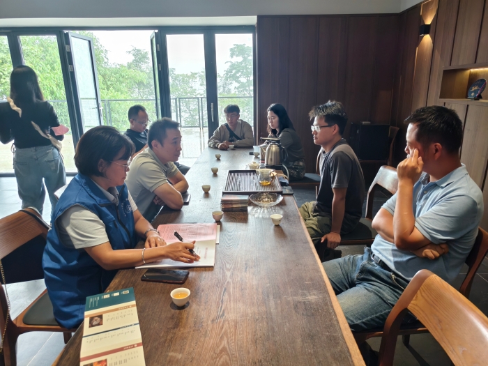 9.社保服务进企业——西双版纳州勐腊县人社局深入用工企业向负责人宣传社保政策