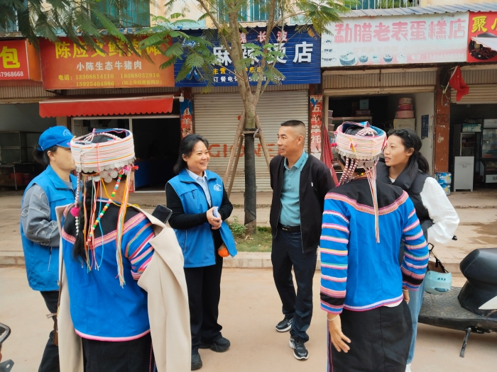 10.社保惠民暖边疆 政策宣传心连心——西双版纳州社保服务先锋队到集市开展面对面社保政策宣传