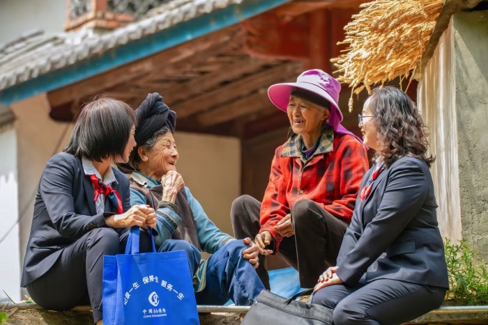 2.社保服务送上门 政策宣传暖人心——大理州社保中心到居民家中开展社保政策宣传