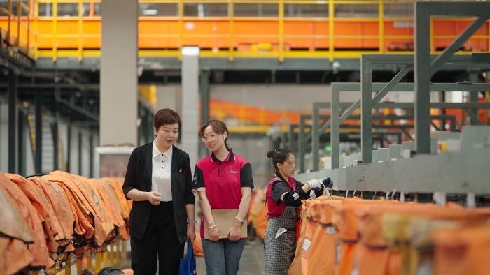 3.社保服务康乃馨 用人单位更安心——大理州社保中心到企业开展面对面社保政策宣传